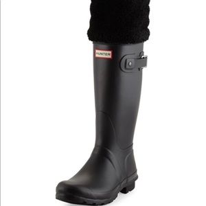 Hunter boots with black fur lining